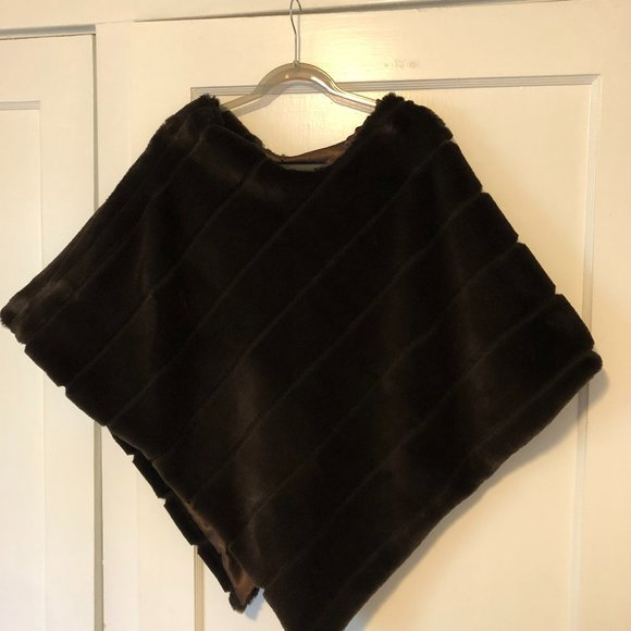 Tourance Luxurious Surroundings Chocolate Poncho - Picture 3 of 3
